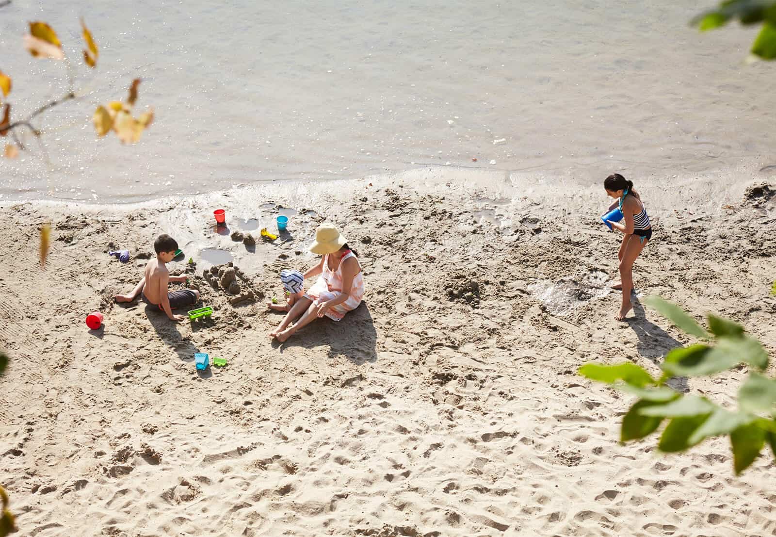 Kids making sandcastles at Mohonk beach